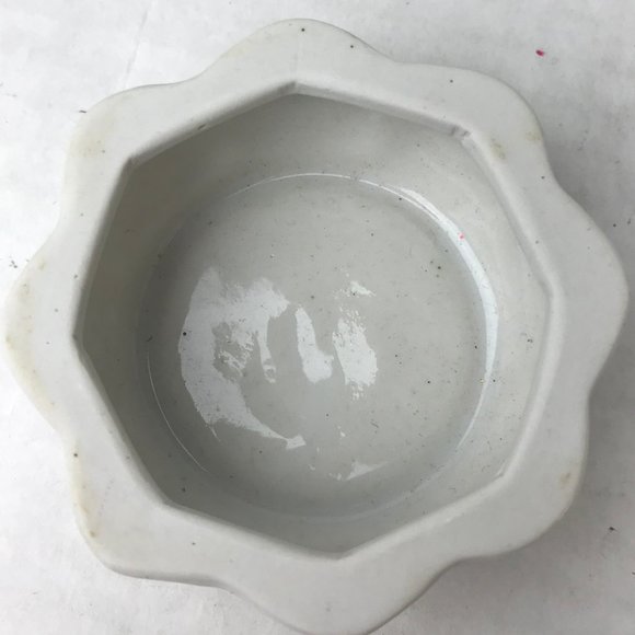 NIB - VINTAGE PORCELAIN KEEPSAKE Detailed Embossed Trinket Box with Gold Trim - Picture 4 of 12